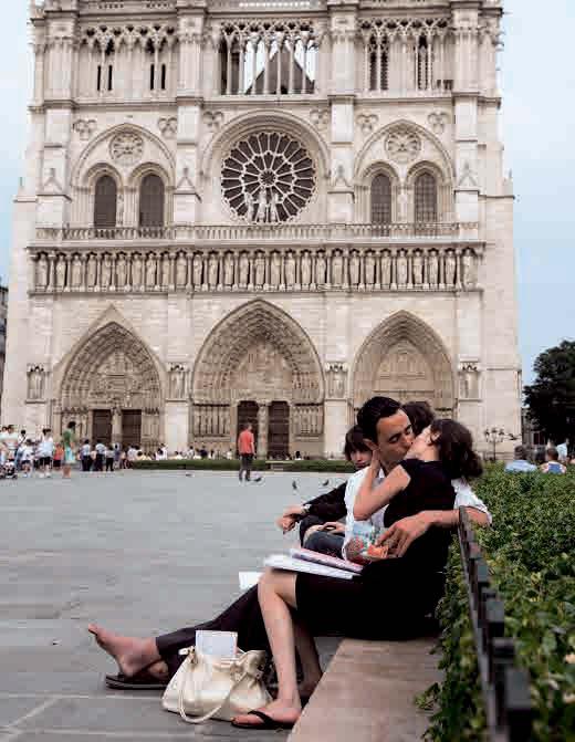 INHALT 4 5 36 Ein Bronzestern vor Notre-Dame markiert das Zentrum von Paris und den Nabelpunkt Frankreichs.
