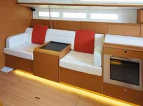 El diseño interior, firmado por Philippe Briand, se basa en la madera maciza con barniz mate, los colores claros y