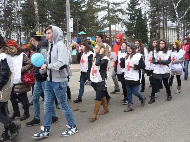 Intermedia TV, voluntari ai Crucii Roșii și Direcției Antidrog. Prin acest marș am tras un semnal de alarmă publicului sucevean asupra pericolelor consumului de droguri.
