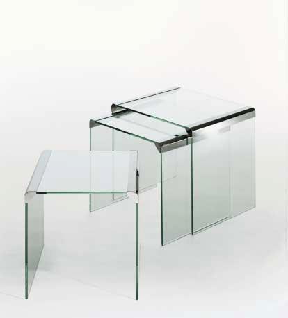 TAVOLINI T 35 TRIO design: Pierangelo Gallotti Serie di 3 tavolini in cristallo temperato 8mm trasparente. Su richiesta cristallo acidato o retroverniciato nero, bianco, rosso o blu-azzurro.