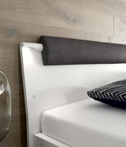 Das Bett mit Holz-Kopfteil B ist auf Wunsch auch ohne Kopfteilpolster lieferbar.