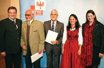 10 Die Sonnseiten Gratulationen Nummer 43 - Dezember 2012 Zwei Gaimberger mit Tiroler Ehrennadel ausgezeichnet Bezirksweit bekamen 98 engagierte BürgerInnen aus Osttirol für ihr Ehrenamt im Rahmen