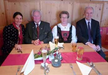 in Martina Klaunzer das Jubelpaar zu einer kleinen Feierstunde zum Kirchenwirt in Lienz, wo die Bezirkshauptfrau Dr. Olga Reisner auch die Jubiläumsgabe des Landes Tirol überreichte.