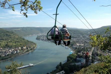 Nachdem wir uns gestärkt haben, wandern wir den schmalen Pfad weiter und kommen nach 5 Minuten zu dem nächsten Ausflugslokal Gedeonsblick.