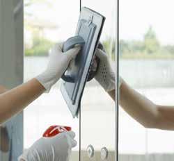 Brilliant ist das optimale System für innere Fensterreinigung und die Reinigung von Spiegeln, Edestahl- und Walzstahloberflächen, lackierten Türen und so weiter.