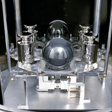Abbildung : Silizium Kugel zum Messen der Avogadro Konstante (d) Es gibt drei natürlich vorkommende Silizium-Isotope: 8 Si, 9 Si und 30 Si mit den