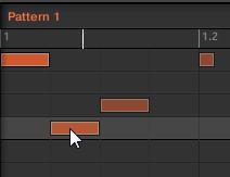 Beats erzeugen Ein zweites Pattern hinzufügen 4.2.4.2 Patterns mit dem Controller umschalten 1. Drücken Sie PLAY, um den Sequencer zu starten. 2. Drücken und halten Sie PATTERN. 3.