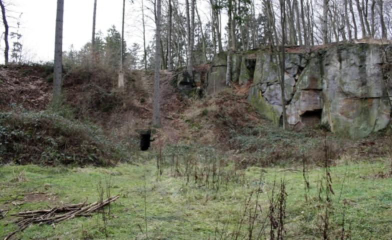 Die Kukesburg bei Altenhagen eine Cairn-Felsnekropole der Megalithepoche?