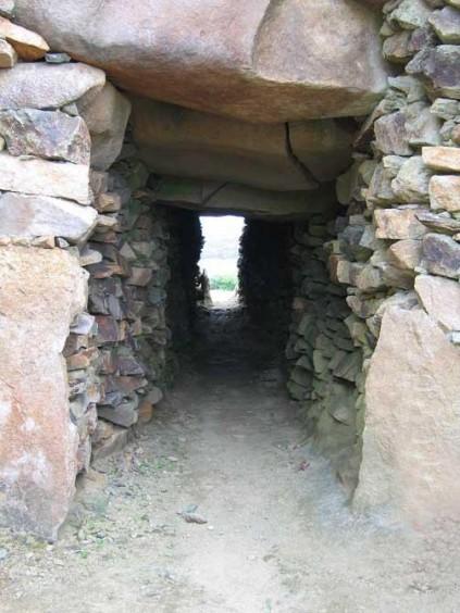 Derart kleinteiliges Mauerwerk wie an der Hünenburg von Altenhagen kennt man dagegen eher aus Cairns der Bretagne, z. B. Barnenez (14), um ca. 4500 v. Chr., oder Schottlands, z. B. Cuween Hill auf den Orkneys (15), um 3000 v.