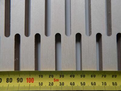 Schlitzlänge etwa 64 mm, Breite des Schlitzes ca. 5,5 mm, Anteil der offenen Schlitzfläche ca. 27,5%.