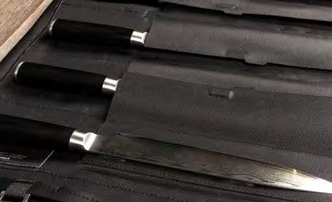 Fait à la main en cuir noir dans une sellerie spécialisée dans l Emmental, la mallette à couteaux enroulable peut contenir 5 couteaux.