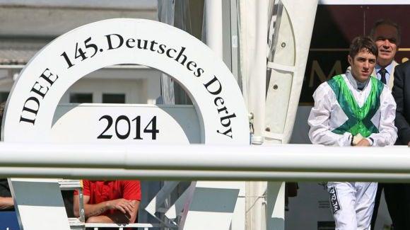 Freitag, 11. Juli 2014 4 Da muss ich als Erster ankommen: Christophe Soumillon neben dem Zielhufeisen für 145. Deutsches Derby. www.galoppfoto.