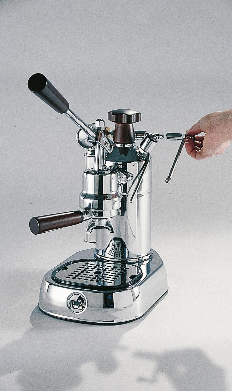 Le spécial Cappuccino Automatic duquel la machine est dotée, est composé par un dispositif qui, par une extrème facilité et instantanéité, aspire automatiquement le lait directement du récipient, le