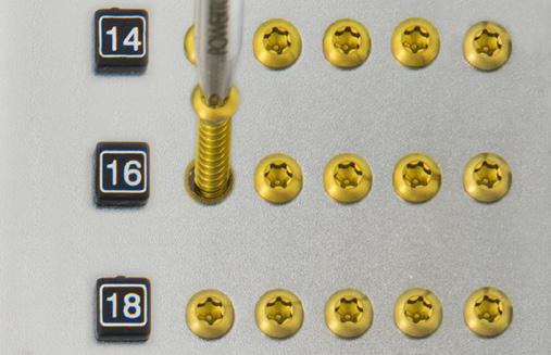 5 Schraubendreher, HD4, selbsthaltend Zur Entnahme von Schrauben aus dem Implantatcontainer wird die Schraubendreherklinge mit der entsprechenden Farbkodierung senkrecht in den Schraubenkopf der