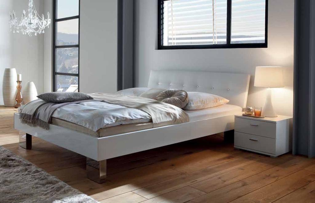 lit Cuir synthétique white 301 Mico-chrome feet Malta head of bed Synthetic leather white 301 Onna-chrome bedside table highgloss Stomp-chrome feet Ripo head of bed Synthetic leather white 301 10,