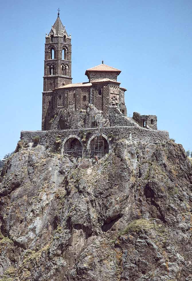 Die Kapelle Saint-Michel d Aiguilhe entstand 962 in Le Puy-en-Velay.