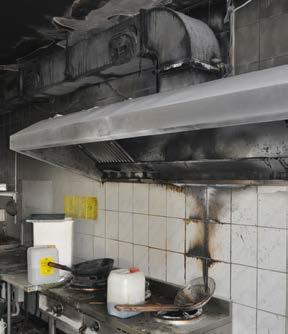 8 4 2017 BRANDSCHUTZ Bild 8 Bild 9 Schadenfall 3: Fettbrand und Brandweiterleitung über das Abluftsystem An einem Abend kam es in einem Restaurant zu einem Schadenfeuer in der Küche im Bereich des