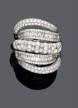 Sportlich-eleganter Ring, die Schauseite gestaltet mit 5 gewellten Bandmotiven, ausgefasst mit Diamant-Baguetten bzw. Brillanten von insgesamt ca. 2.90 ct. Gr. ca. 55. DIAMOND RING.