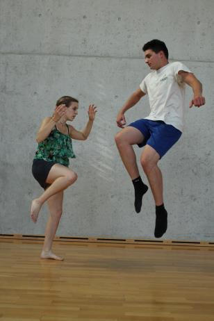 Tanzschritte Takt Bilder Schrittfolge Takt 1 Takt 2 - zum Takt wippen Linker Tänzer - Galoppsprung + 1/4 Drehung nach rechts - mit