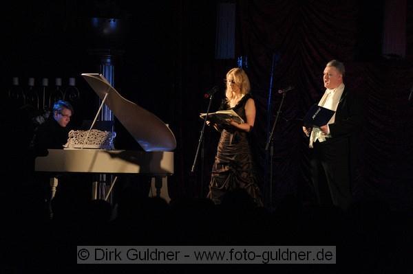 - 2 - Anschließend betritt Gerd Günter Heck, der Mario Andretti s letztes Konzert in der Gemeinde Beckingen vor 16 Jahren an gleicher Stelle begleitete, als Moderator des heutigen Abends die Bühne.