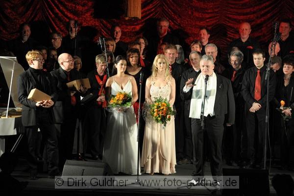 Als Abschluss-Arie sang er mit der seit Jahrzehnten befreundeten Sopranistin Claudia Appiani das Trinklied aus La Traviata Libiamo, Libiamo ne lieti calici.
