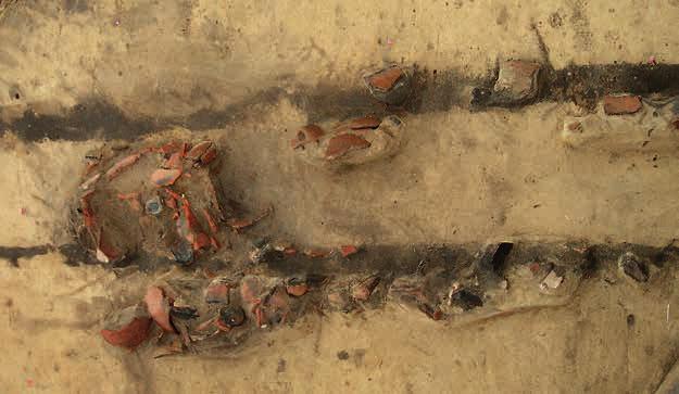 Dieses bronzezeitliche Urnengrab wurde durch die tiefgreifende Bodenbearbeitung fast vollständig zerstört.