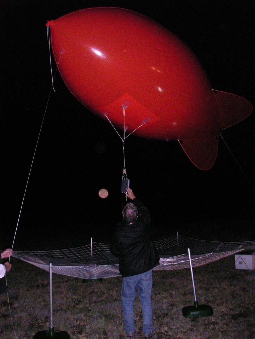 Gepulster Modus mit Pulslängen / sec - mehrere Sekunden Energiesparend kein Kühlsystem erforderlich Der Fesselballon Eigenschaften: Nutzlast: kg Größe: 7.m³ Länge:.m Höhe:.