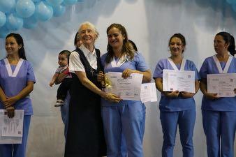 Krankenpflegerinnenschule, Santiago de Chile Diplomierung Krankenpflegeausbildung (ein Erfolg: 15 von 18 SchülerInnen bestanden!
