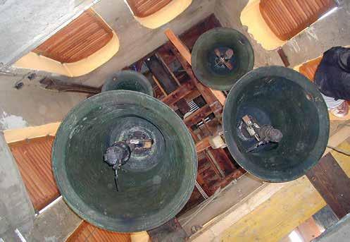 Der Igler Glockenstuhl Begräbnis: Am Weg von der Kirche zur Grabstelle wird der Trauerzug durch das Geläut aller Glocken begleitet.