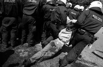 I N T E R N A T I O N A L Am Tag nach der Grossdemonstration in Rostock gegen den G8 war bei Polizei und Medien Märchenstunde angesagt: Von 400 Verletzen und 44 Schwerverletzten Polizisten war die