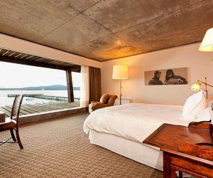 Die 57 eleganten Zimmer eröffnen einen weiten Blick durch große Panoramafenster auf die raue Landschaft Patagoniens.