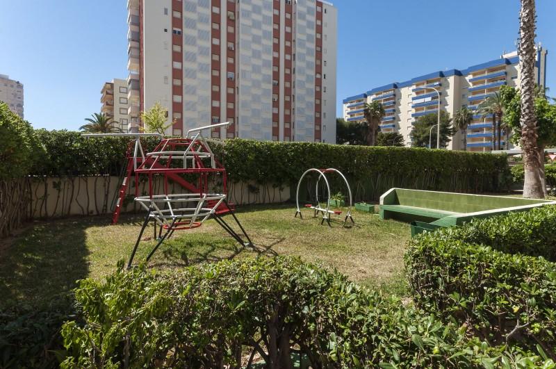 Informationen: Auf der gemütlichen Terrasse kann man den Tag mit einem leckeren Frühstück mit Blick aufs Mittelmeer beginnen.