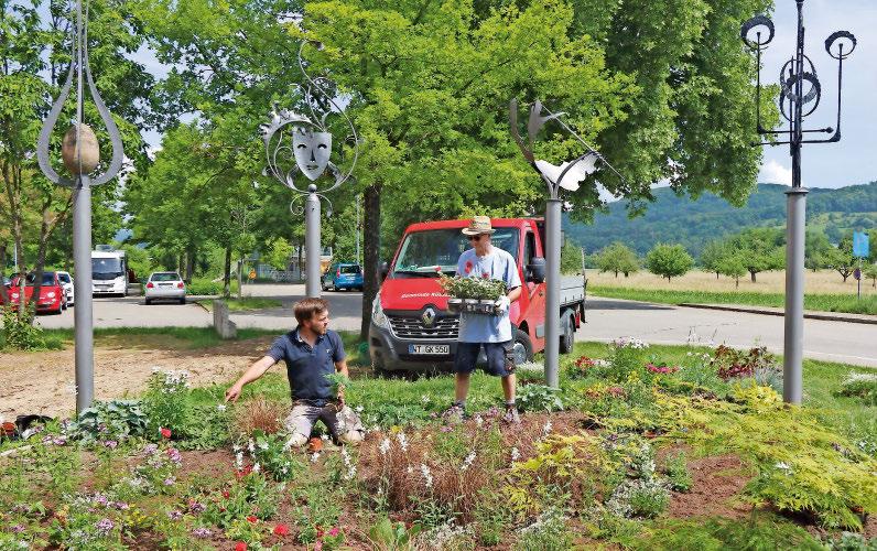 Alljährlich erfreuen sich viele unserer Bürgerinnen und Bürger, aber auch zahlreiche Gäste an den Blumen- und Pflanzenarrangements in den Beeten unserer Ortsteile.