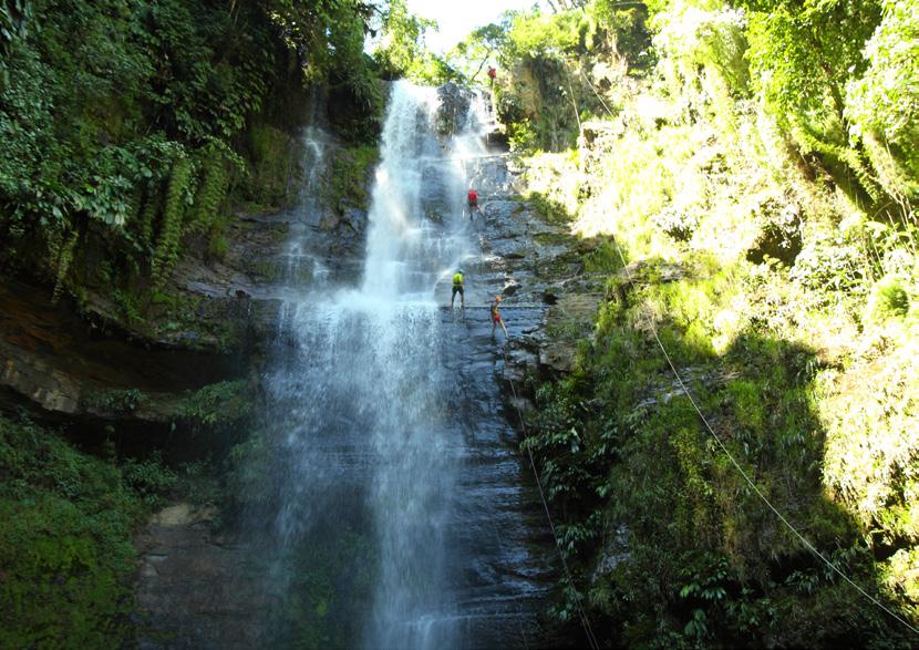Tag 7 Etwas Adrenalin gefällig? Heute wird es abenteuerlich: Nach dem Frühstück in San Gil werden wir mit dem Bus zum Wasserfall Juan Curí gebracht. Dieser liegt herrlich in der tropischen Vegetation.