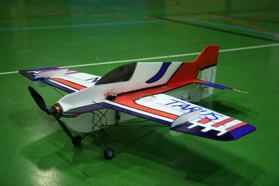 Seite 1 von 11 Baubeschreibung Taurus Modellbeschreibung Beim Taurus handelt es sich um ein Indoormodell mit Querrudern, welches für den Kunstflug (inkl. 3D Flug) konstruiert wurde.