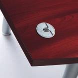 Details van de afstelbare voeten van de schrijftafels en van het aluminium profiel tussen werkvlak en gepaneleerde poot.