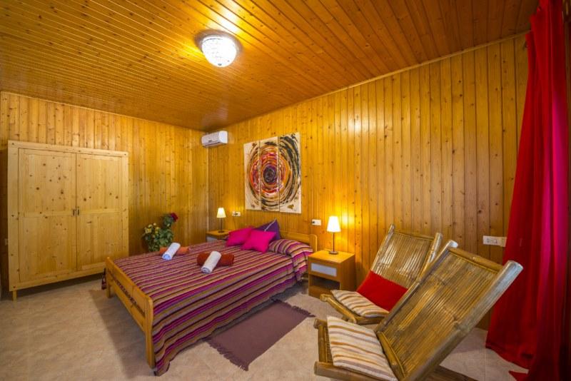 Das Haupthaus verfügt über 4 Schlafzimmer (2 Zweibettzimmer und 2 Doppelzimmer) und 3 Badezimmer