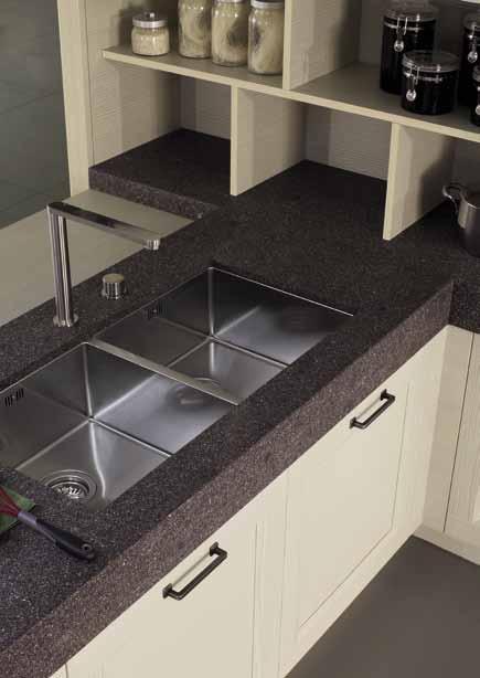 > PARTICOLARE DEL LAVELLO INOX 2 VASCHE SOTTOTOP. > DETAIL OF THE UNDERMOUNT STAINLESS STEEL 2 BOWLS SINK.