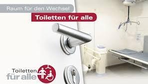 auf dem Bild von links Thomas Seyfarth, Jutta Pagel-Steidl und Hans Ulrich Karg) Toiletten für alle Ohne Toiletten für alle, also Rollstuhl- WC mit Pflegeliege und Lifter, ist Inklusion undenkbar.