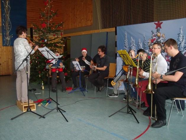 Das Integrative Orchester der Musikschule Mittleres Wiesetal eröffnete das bunte Programm mit festlichen Weisen, bevor die Geschäftsführerin der leben + wohnen ggmbh, Frau Doris Meyer, ihre