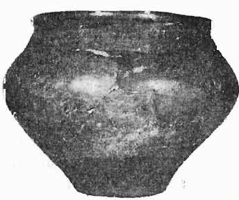153 Drobnejší keramické tvary, které mají mnohdy obdoby v sídlištním materiálu, se objevují v inventái'i žárových hrobu jako pi'ídatné