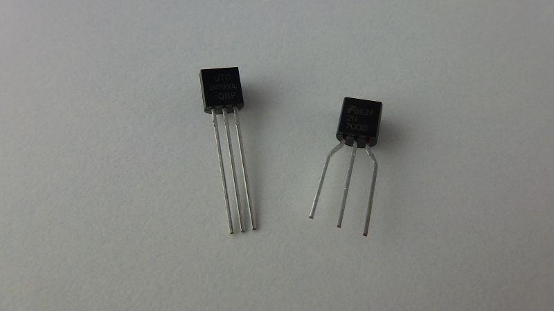 2.0 Kleine Transistoren Die neun kleinen Transistoren können in zwei unterschiedlichen Ausführungen vorliegen: Abbildung 5: Varianten des TO92-Gehäuses Bei der Ausführung rechts im Bild sind die Pins