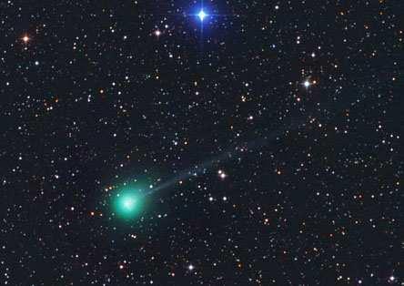 Er umkreist die Sonne auf einer extrem langgezogenen, elliptischen Bahn. Den sonnennächsten Punkt, das Perihel, erreicht der Komet S3 am 15. August 2018.