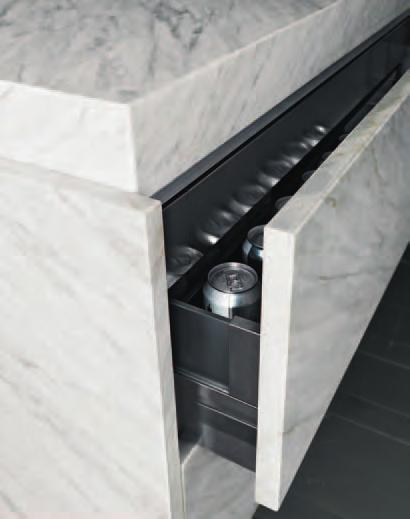 >The 10 cm Superhigh top in Calacatta marble leaves the edge of the jumbo drawer that is also in marble and has a practical servo-drive opening system, completely visible.