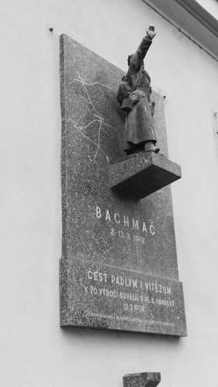 Účastníci púte odovzdali mestu Olomouc pamätnú stuhu venovanú ČsOL Bachmač 1918 2018 a prsť zeme z bojiska v Bachmači.