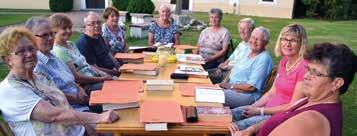 Bibelstudium unter der Linde Traditionellerweise werden die Juni-Bibelrunden gemeinsam im Hellerhof (unter der Sommerlinde) gehalten. Am 20.
