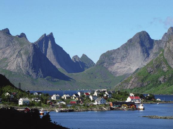 Vogelwelt berühmt. Gjesværstappan beispielsweise ist ein Vogelschutzgebiet mit 250.000 Seevögeln, die zum Teil nur hier auf dem norwegischen Festland beobachtet werden können.