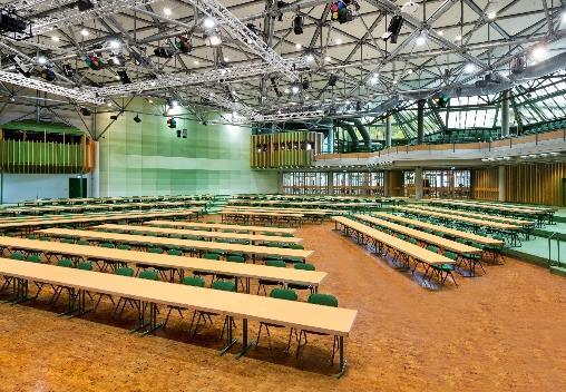 Grüner Saal (groß) Parlamentarische Bestuhlung (671 Personen) Dieser Grundriss zeigt eine gängige