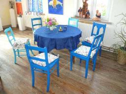 Die Farbe Blau - Arrangement aus Stühlen und einem