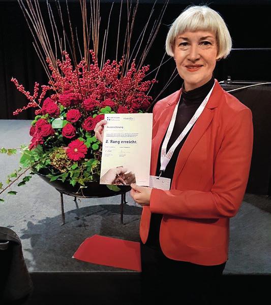 Anlässe Margot Klein, Pflegeexpertin, nimmt den zweiten Preis für das Bachwiesen entgegen.